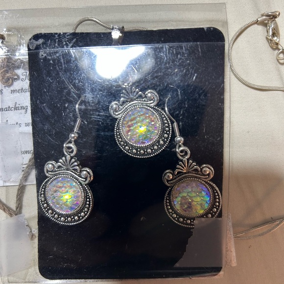 Dazzling handcrafted 18” necklace and earrings set- iridescent mermaid like - Picture 2 of 6